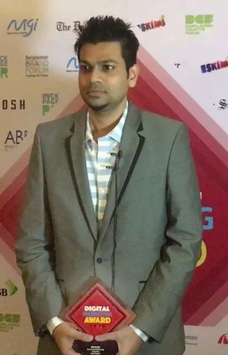 Aref holding the Digital Marketing Award trophy at the Bangladesh Brand Forum, 2019